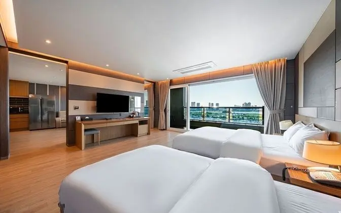 Oda (Suite (24 pyeong/front view/balcony))