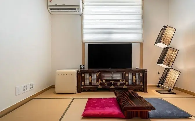 Oda (Half moon room)
