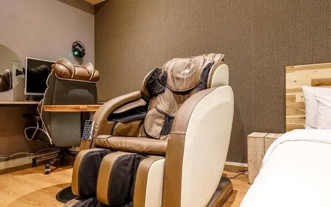 Oda (3060 Deluxe Massage Chair Room (65-in)