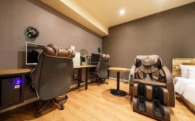 Oda (3060 Deluxe Massage Chair Room (65-in)