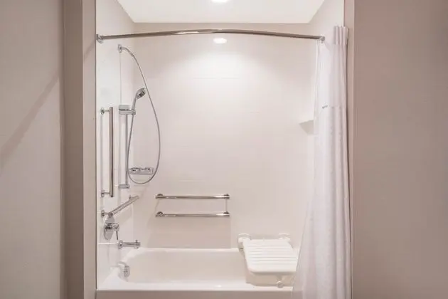 Standard Oda, 1 En Büyük (King) Boy Yatak, Engellilere Uygun (Mobility & Hearing w/ Tub)
