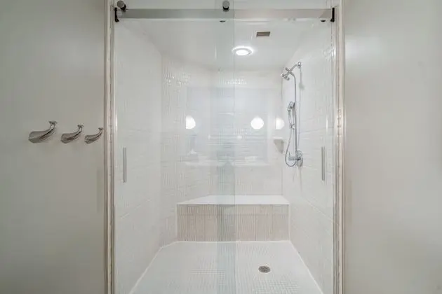Süit, 1 En Büyük (King) Boy Yatak, Engellilere Uygun (Roll-In Shower)