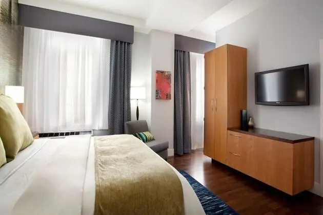 Oda, 1 En Büyük (King) Boy Yatak, Engellilere Uygun (Mobility, Roll-In Shower)