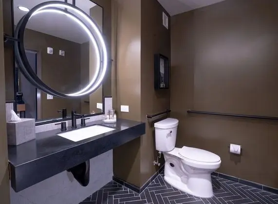 Standard Oda, 1 En Büyük (King) Boy Yatak, Engellilere Uygun (Communication, Roll-In Shower)