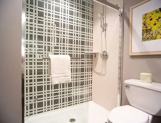 Standard Oda, 2 Büyük (Queen) Boy Yatak, Engellilere Uygun (Mobil, Tub)