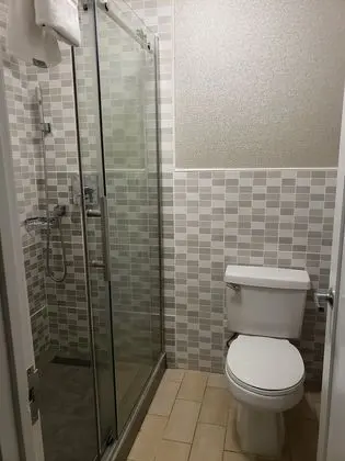 Standard Oda, 2 Büyük (Queen) Boy Yatak, Engellilere Uygun (Mobility, Roll-In Shower)