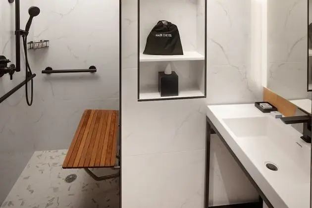 Standard Oda, 1 En Büyük (King) Boy Yatak, Engellilere Uygun (Mobil, Roll Shower)