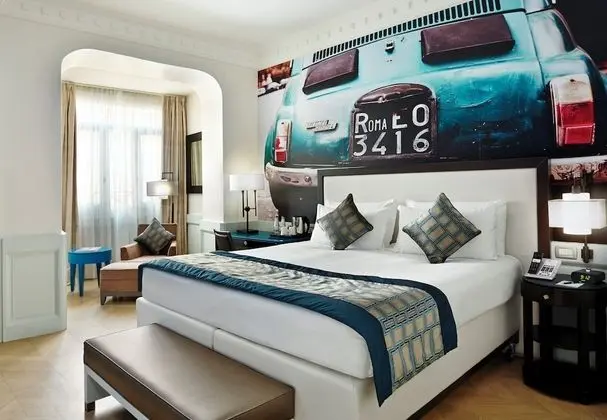 Standard Oda, 1 Büyük (Queen) Boy Yatak, Engellilere Uygun (Roll-In Shower)