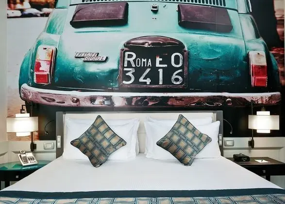 Standard Oda, 1 Büyük (Queen) Boy Yatak, Engellilere Uygun (Roll-In Shower)