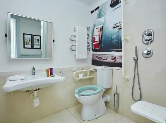 Standard Oda, 1 Büyük (Queen) Boy Yatak, Engellilere Uygun (Roll-In Shower)