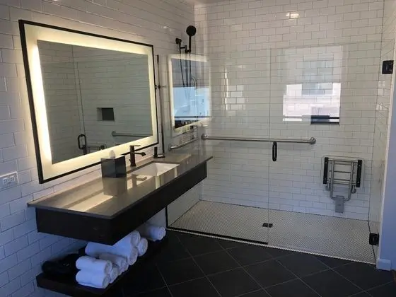 Standard Oda, 2 Büyük (Queen) Boy Yatak, Engellilere Uygun (Roll-In Shower)