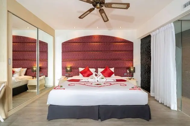 Oceanfront Superior Jacuzzi Suite