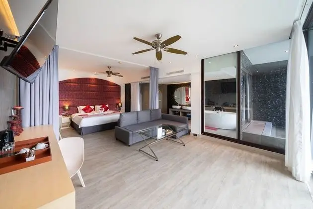 Oceanfront Superior Jacuzzi Suite