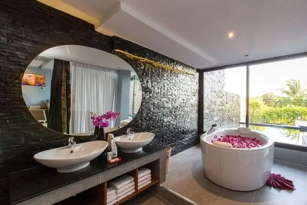 Oceanfront Superior Jacuzzi Suite