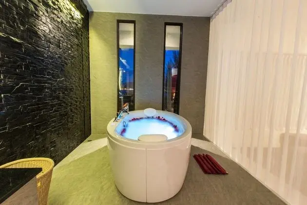 Oceanfront Superior Jacuzzi Suite