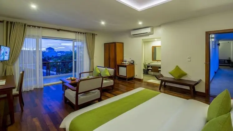 King Suite With Balcony Pool View - Free Pick Up