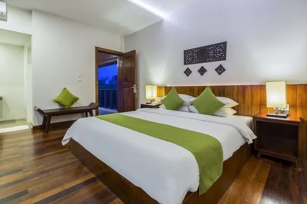 King Suite With Balcony Pool View - Free Pick Up