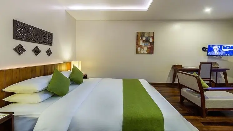 King Suite With Balcony Pool View - Free Pick Up