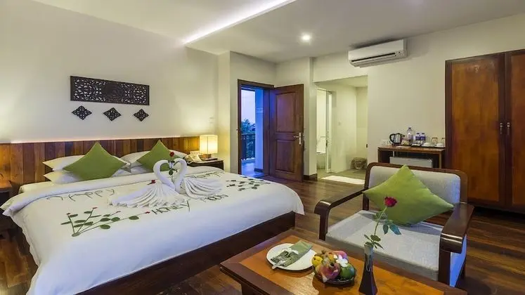 King Suite With Balcony Pool View - Free Pick Up