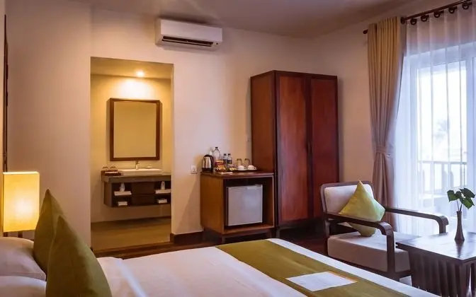 King Suite With Balcony Pool View - Free Pick Up