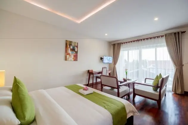 King Suite With Balcony Pool View - Free Pick Up