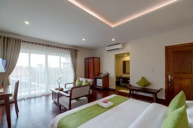 King Suite With Balcony Pool View - Free Pick Up