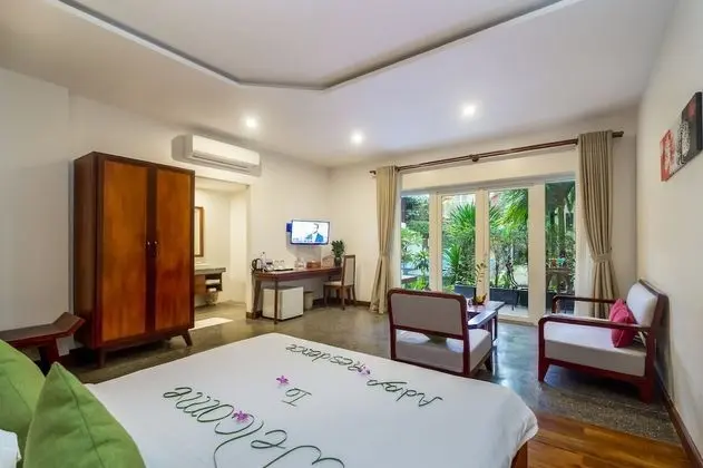King Suite With Balcony Pool View - Free Pick Up
