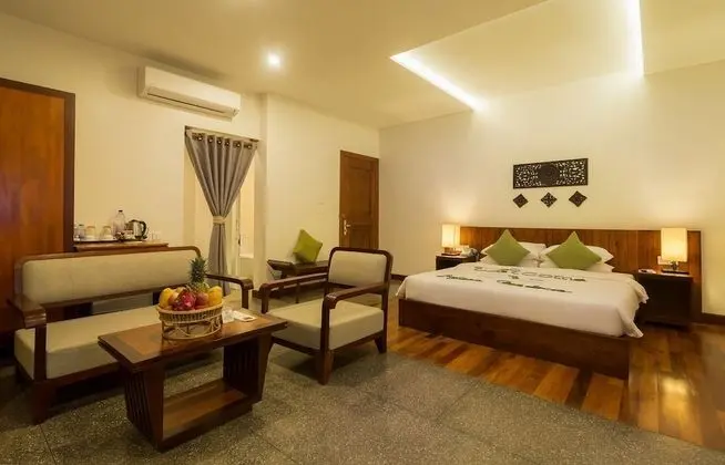 King Suite With Balcony Pool View - Free Pick Up