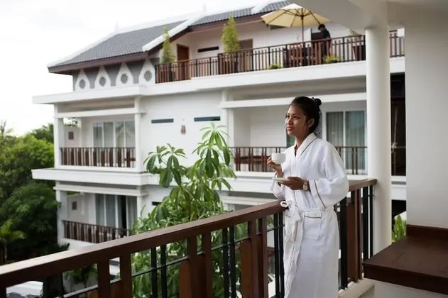 King Suite With Balcony Pool View - Free Pick Up