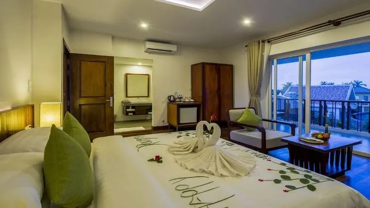 King Suite With Balcony Pool View - Free Pick Up