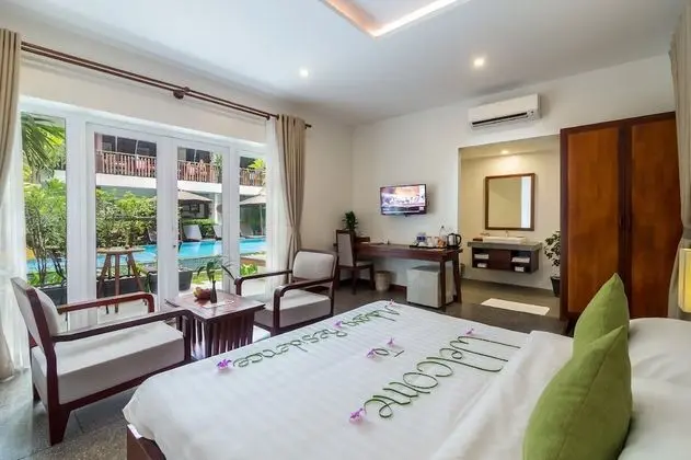 King Suite With Balcony Pool View - Free Pick Up