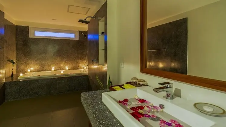 King Suite With Balcony Pool View - Free Pick Up