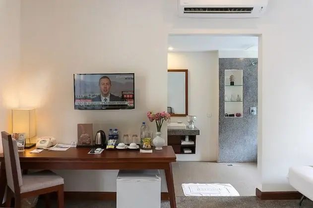 King Suite With Balcony Pool View - Free Pick Up