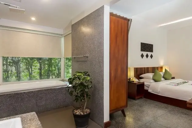 King Suite With Balcony Pool View - Free Pick Up