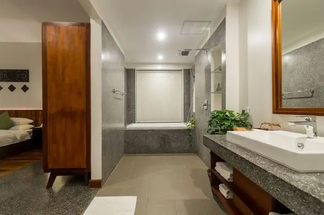 King Suite With Balcony Pool View - Free Pick Up