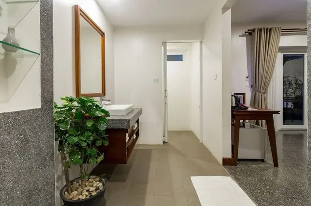 King Suite With Balcony Pool View - Free Pick Up