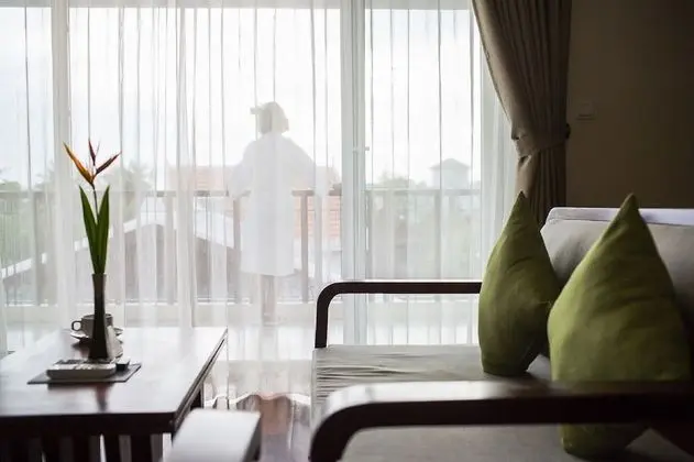 King Suite With Balcony Pool View - Free Pick Up
