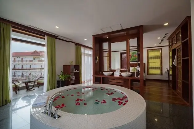 Luxury Süit, 1 En Büyük (King) Boy Yatak, Balkon, Havuz Manzaralı