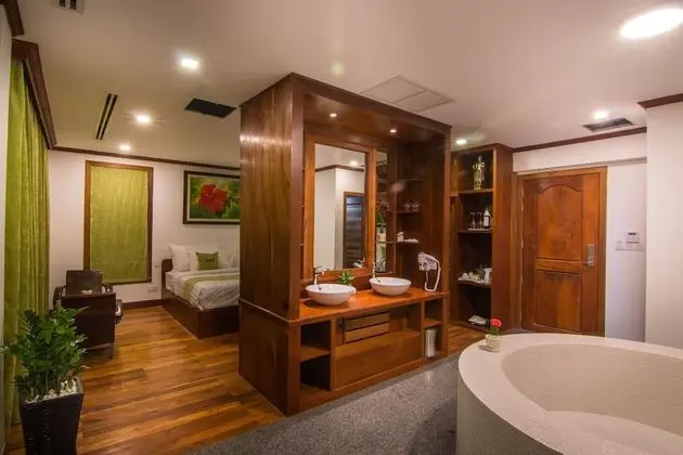 Luxury Süit, 1 En Büyük (King) Boy Yatak, Balkon, Havuz Manzaralı