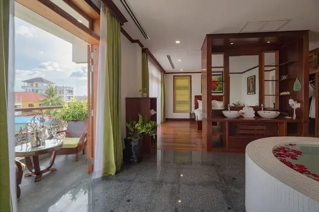 Luxury Süit, 1 En Büyük (King) Boy Yatak, Balkon, Havuz Manzaralı