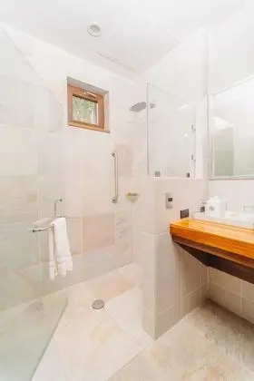 Junior Süit, 2 Büyük (Queen) Boy Yatak, Engellilere Uygun, Sigara İçilmez (w/ bathtub)