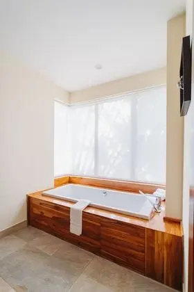 Junior Süit, 2 Büyük (Queen) Boy Yatak, Engellilere Uygun, Sigara İçilmez (w/ bathtub)