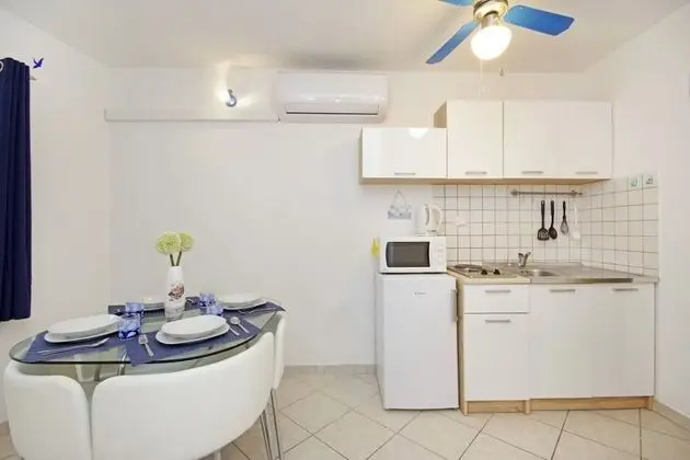 Apart Daire (Ines - central with free parking - A1)