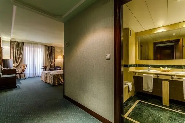 Büyük Yataklı Tek Kişilik Oda