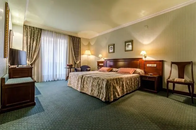 Büyük Yataklı Tek Kişilik Oda