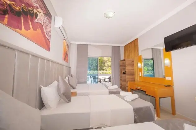 Deluxe Quadruple Room, Şehir veya Dağ Manzaralı, Balkonlu