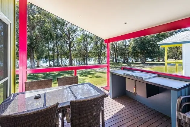 Superior Villa, Göl Kenarı