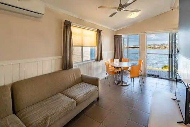Kulübe (Waterfront Spa)
