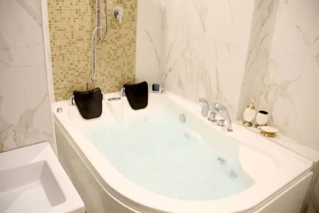 Tek Büyük Yataklı Oda, Sıcak Su Havuzu, Avlu Manzaralı