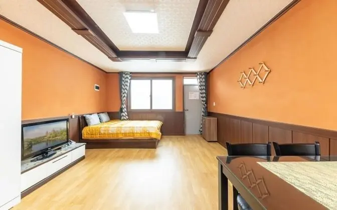 Oda (Yellow Room (Cypress Room))